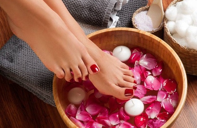 پدیکور در اندیشه | مراقبت تخصصی پا با ابزار استریل و محیط بهداشتی